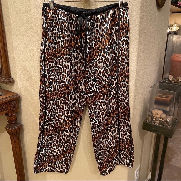 BETSEY JOHNSON Leopard Print 2-Piece Pajama Set Top and Bottom Size Medium - Picture 5 of 11